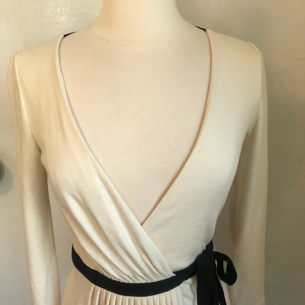 Diane Von Furstenberg Ivory Wool seduction wrap Dress w/Black Lace back size 4 - Picture 7 of 17